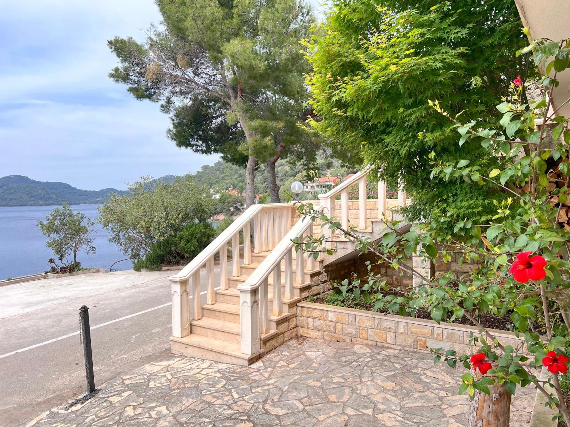 Terrace Studios With Panoramic Seaview Uble Exterior foto